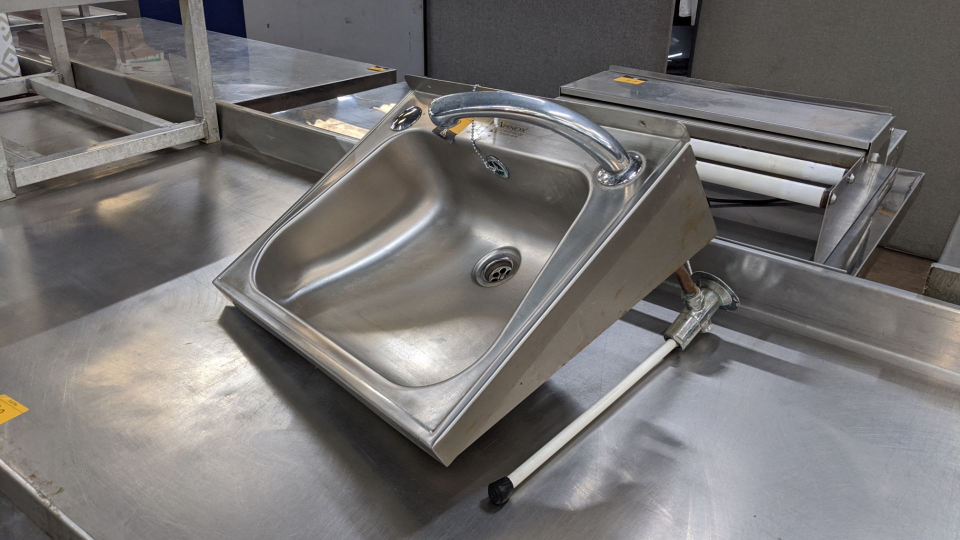 Stainless steel wall mountable handwashing basin with knee control on/off - Image 3 of 3