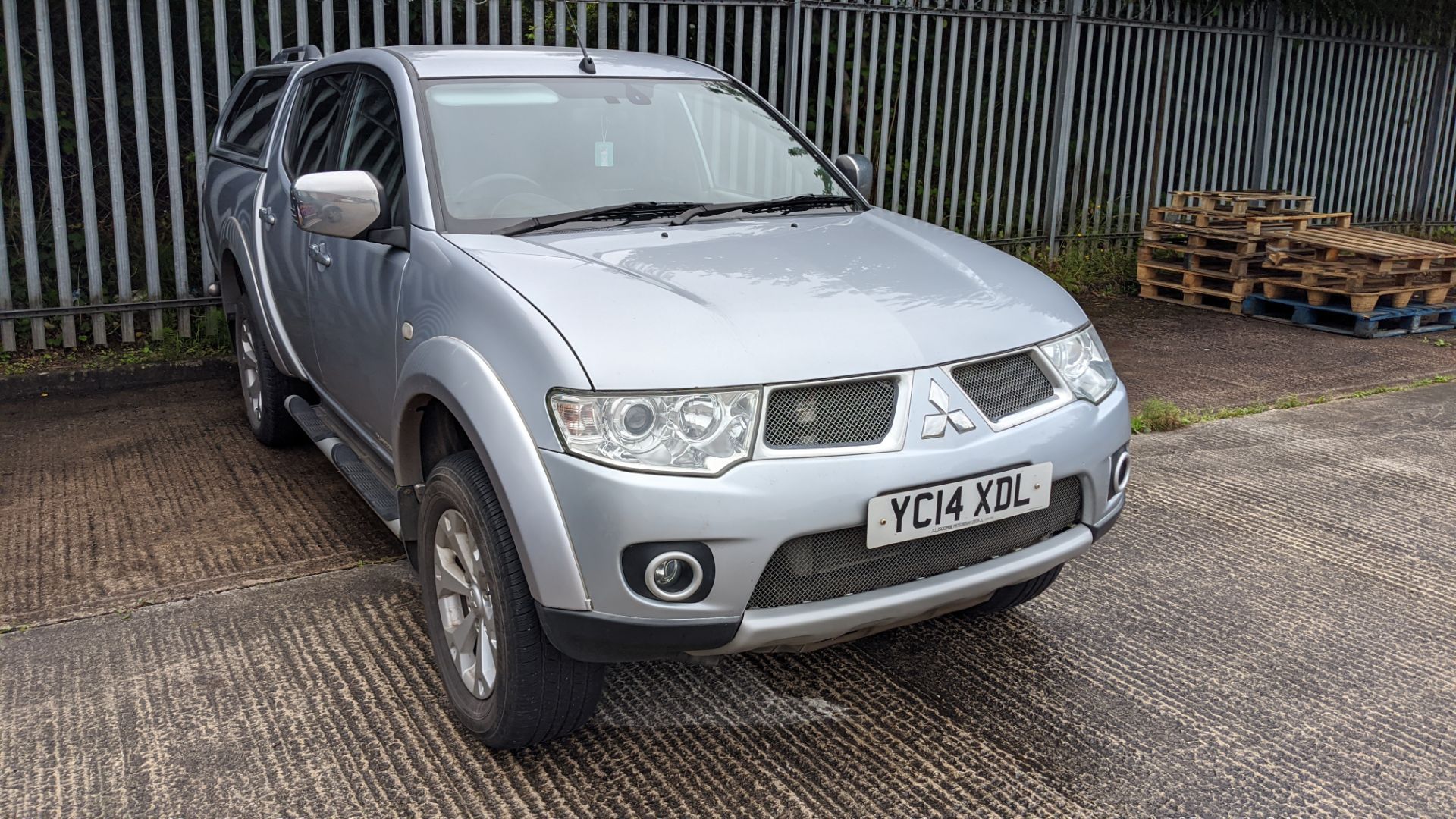 YC14 XDL Mitsubishi L200 Barbarian LB Double Cab DI/D 4X4 pick-up, 5 speed manual gearbox, 2477cc di - Image 2 of 35