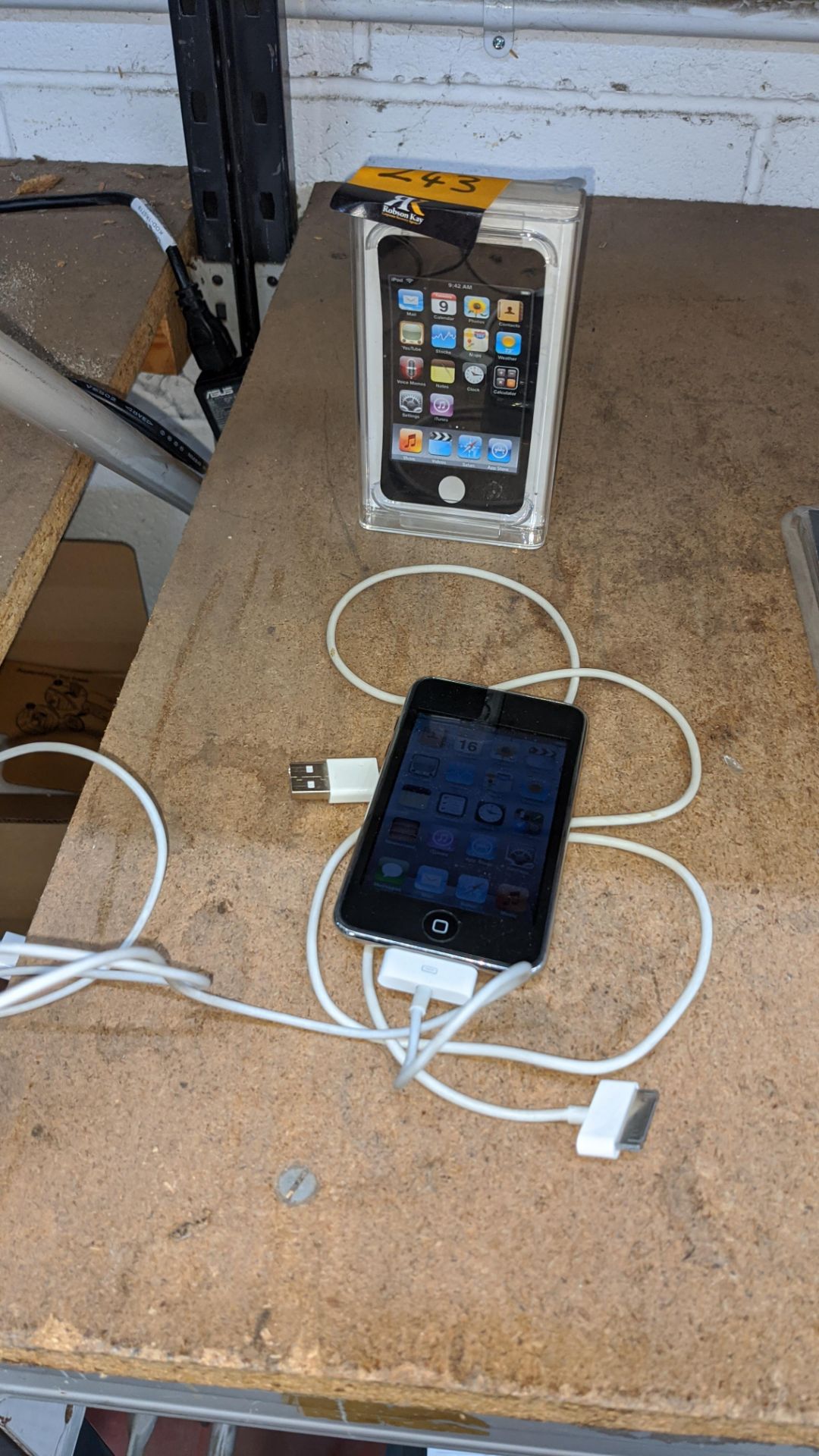 Apple iPod Touch Second Generation 32GB model A1318/EMC2310. Includes 2 off Apple cables plus box - Image 12 of 15