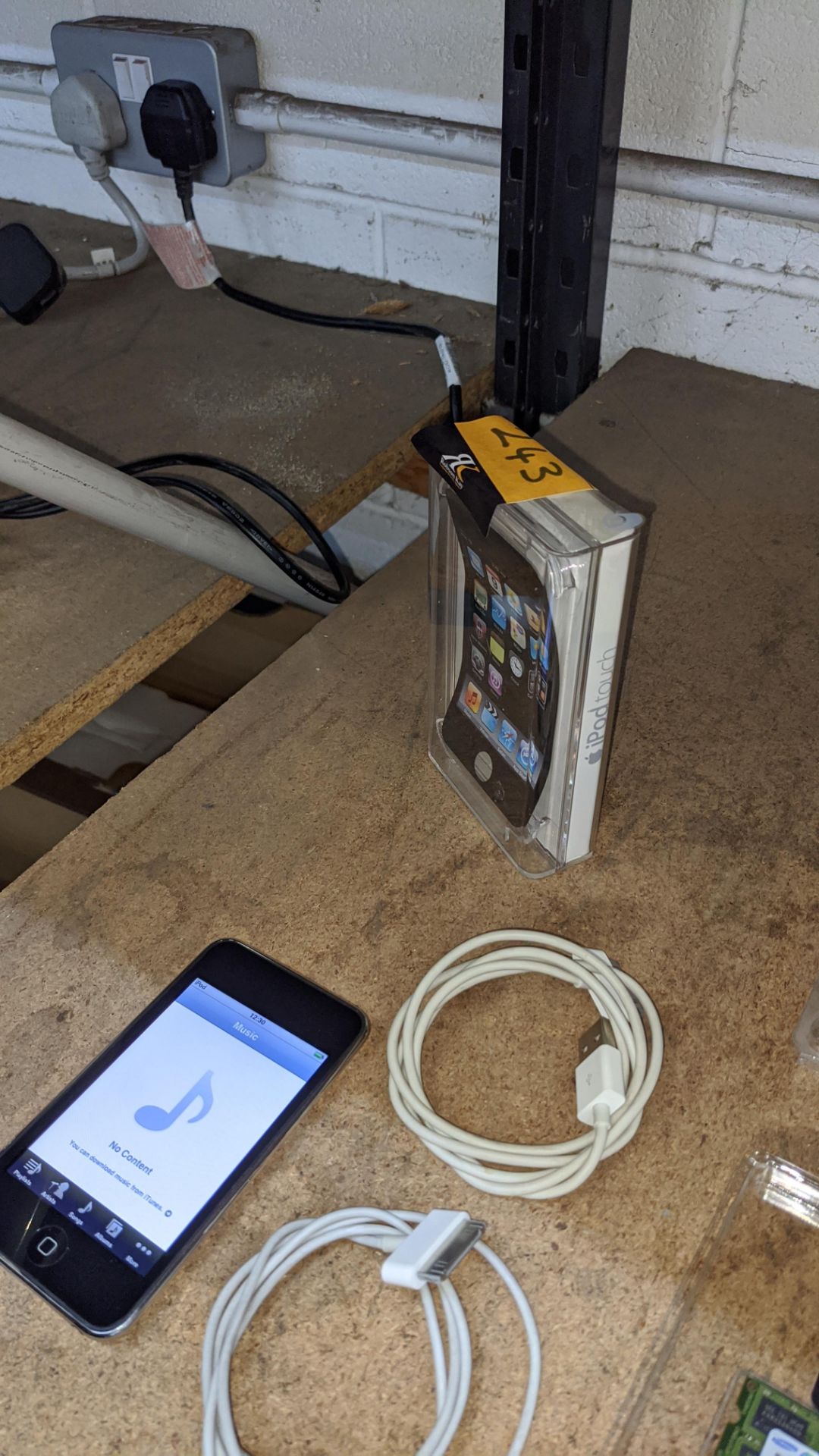 Apple iPod Touch Second Generation 32GB model A1318/EMC2310. Includes 2 off Apple cables plus box - Image 15 of 15