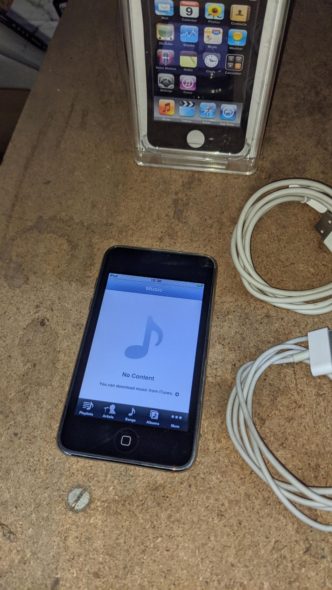 Apple iPod Touch Second Generation 32GB model A1318/EMC2310. Includes 2 off Apple cables plus box - Image 3 of 15