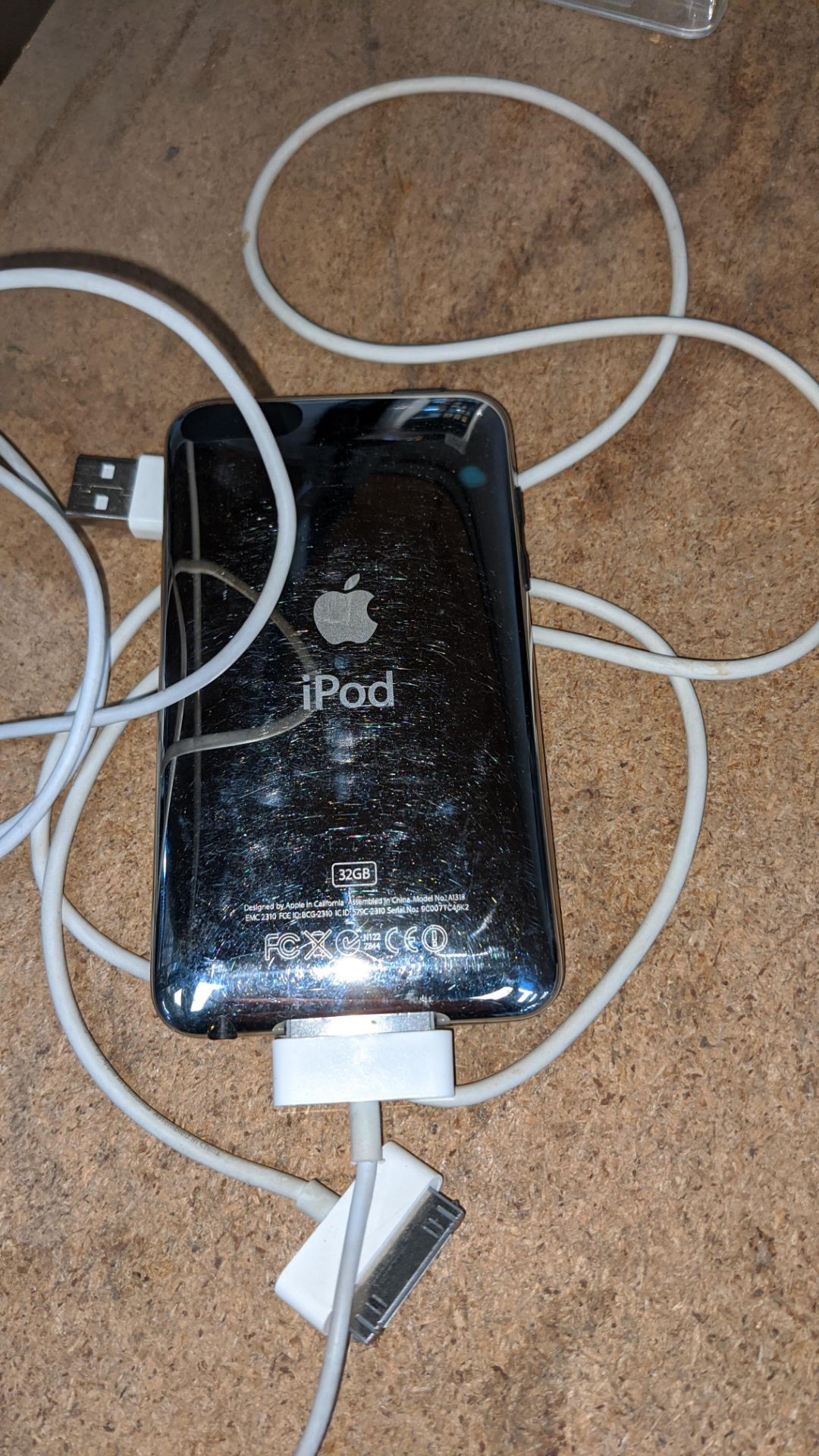 Apple iPod Touch Second Generation 32GB model A1318/EMC2310. Includes 2 off Apple cables plus box - Image 6 of 15