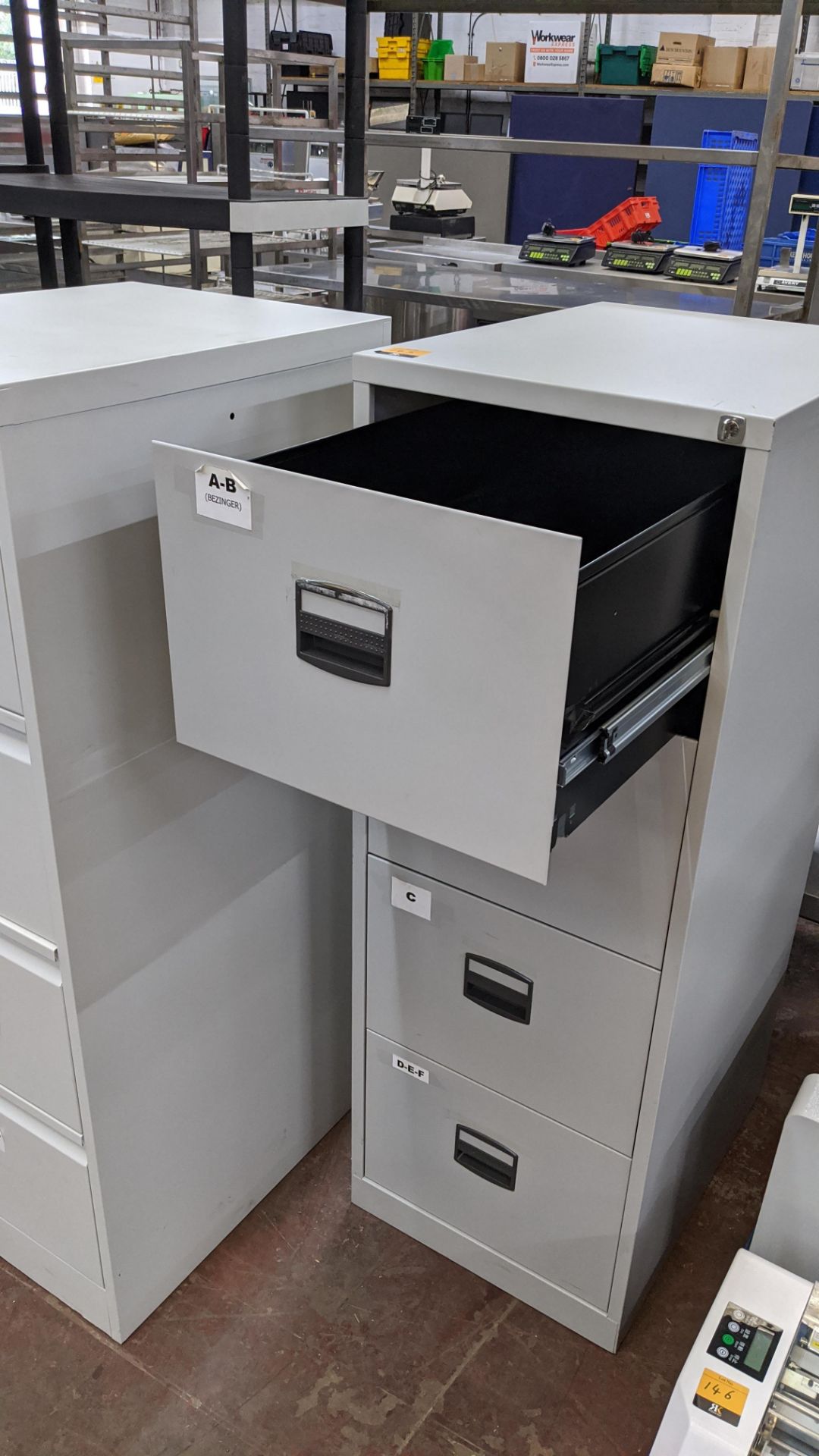 Grey metal 4-drawer filing cabinet - Image 3 of 4