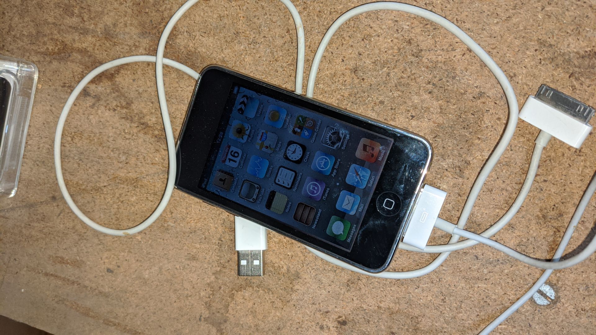 Apple iPod Touch Second Generation 32GB model A1318/EMC2310. Includes 2 off Apple cables plus box - Image 10 of 15