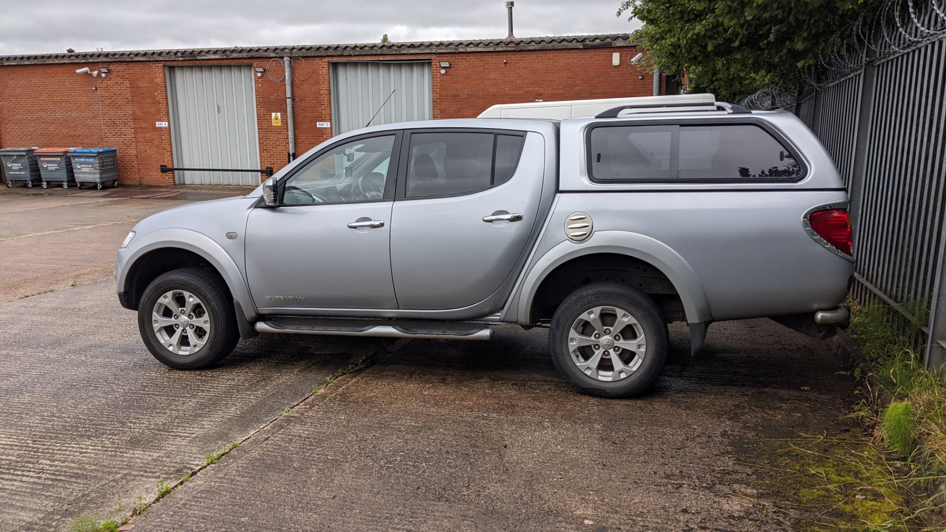 YC14 XDL Mitsubishi L200 Barbarian LB Double Cab DI/D 4X4 pick-up, 5 speed manual gearbox, 2477cc di - Image 8 of 35