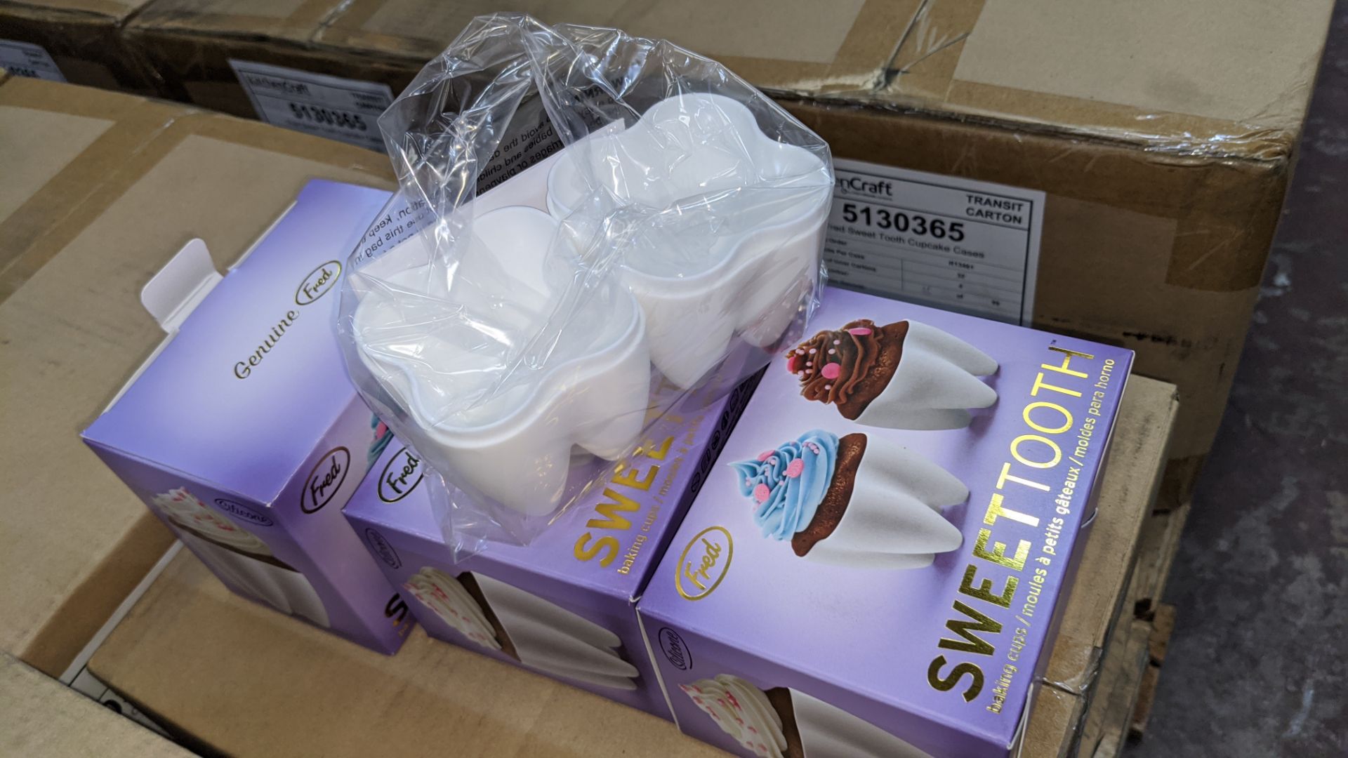 96 off Genuine Fred sweettooth baking cup sets, each set comprising 4 silicone toothy cupcake moulds - Image 4 of 4