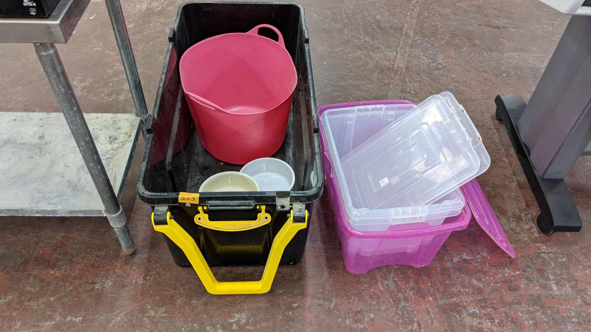 Quantity of assorted plastic storage containers plus 4 dog bowls - Image 2 of 5