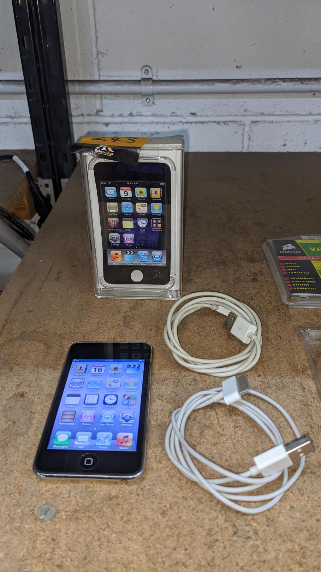 Apple iPod Touch Second Generation 32GB model A1318/EMC2310. Includes 2 off Apple cables plus box - Image 2 of 15