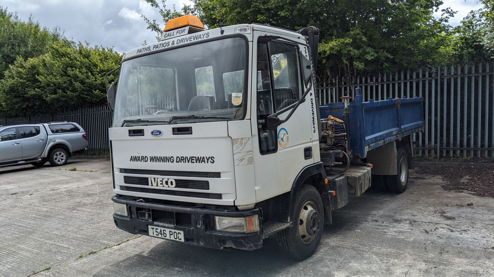 T546 POC Iveco Ford 75E15 7.5ton tipper with hi-ab, 6 speed manual gearbox, 5861cc diesel engine. C - Image 6 of 35