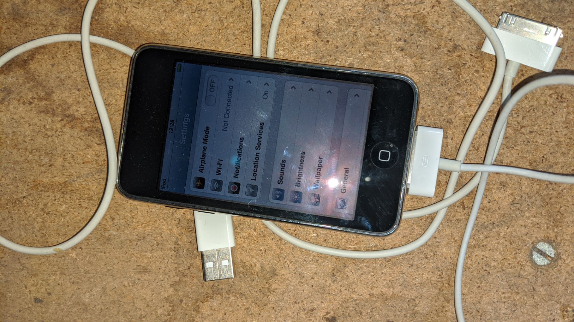 Apple iPod Touch Second Generation 32GB model A1318/EMC2310. Includes 2 off Apple cables plus box - Image 11 of 15