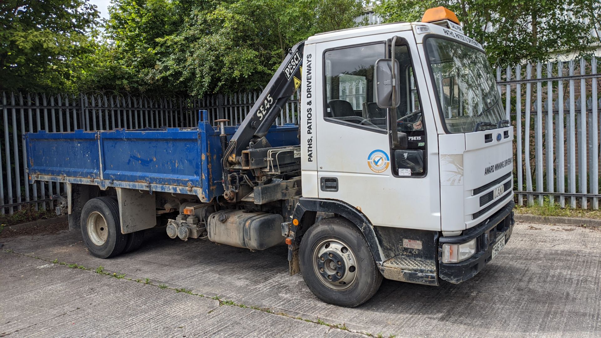 T546 POC Iveco Ford 75E15 7.5ton tipper with hi-ab, 6 speed manual gearbox, 5861cc diesel engine. C - Image 4 of 35
