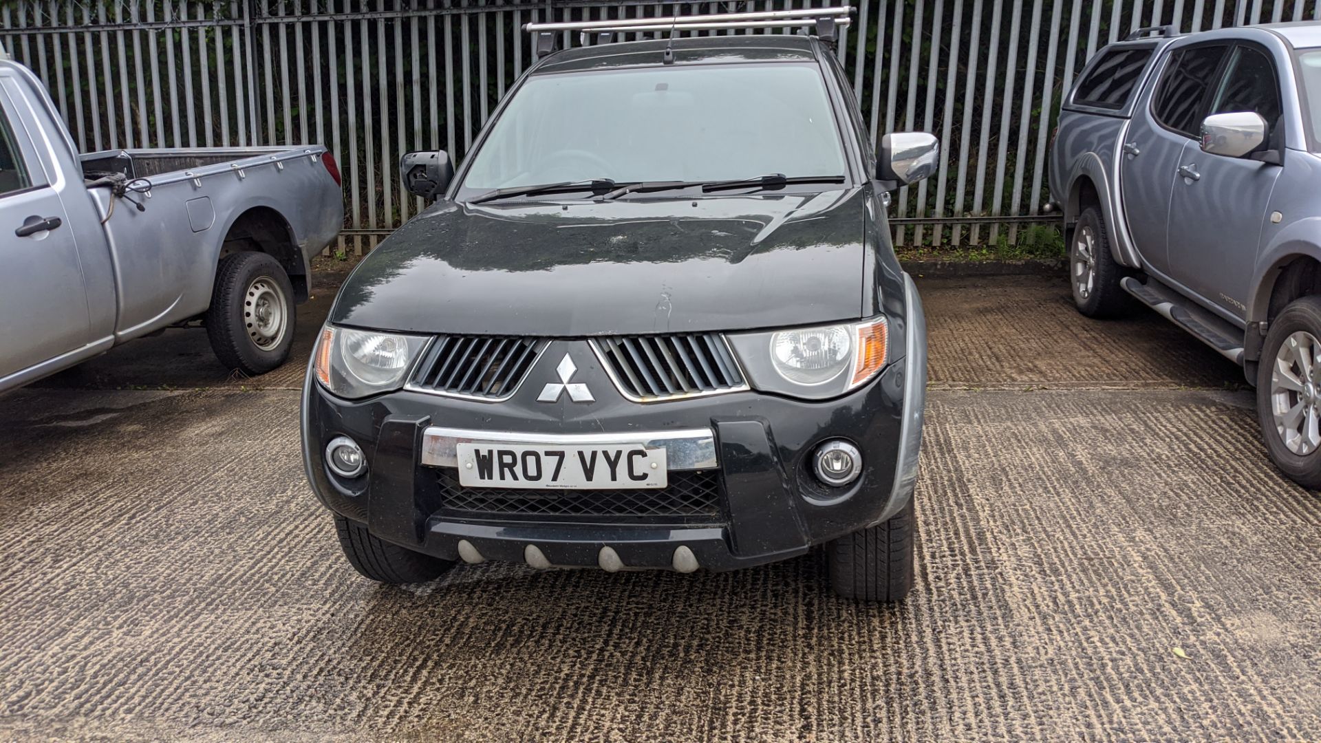 WR07 VYC Mitsubishi L200 Warrior Di-D Double Cab 4x4 pick-up, 5 speed manual gearbox, 2477cc diesel - Image 3 of 32