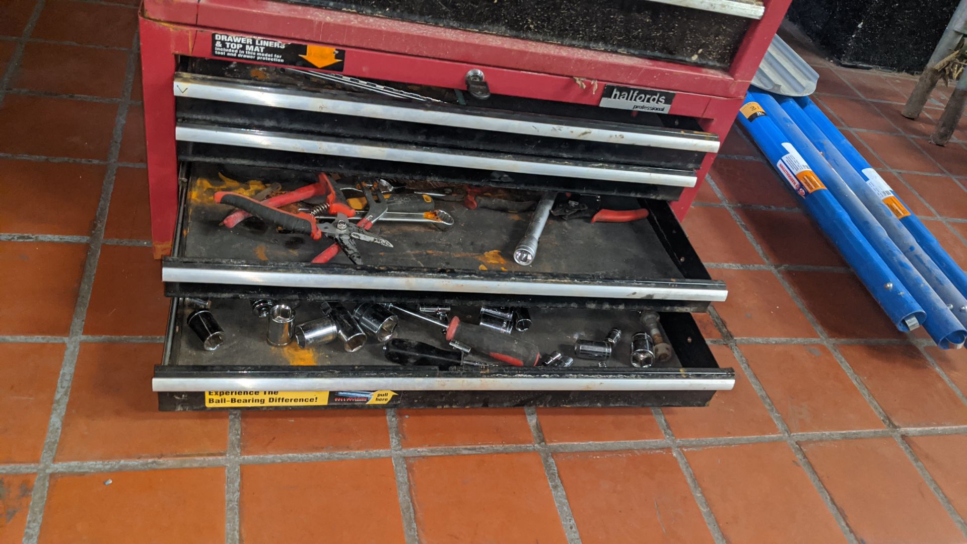 Pair of matching red Halfords Professional stackable tool chests including contents. NB this lot in - Image 4 of 7