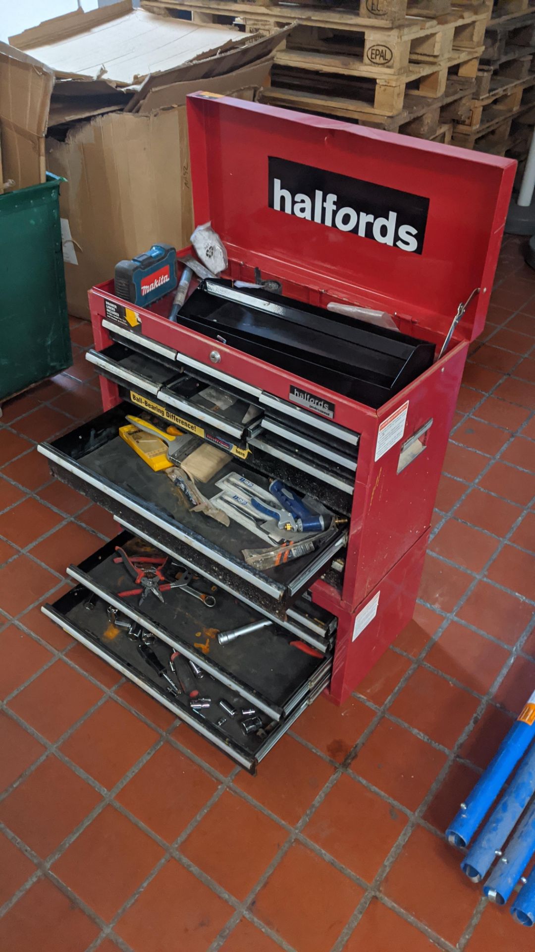 Pair of matching red Halfords Professional stackable tool chests including contents. NB this lot in - Image 7 of 7