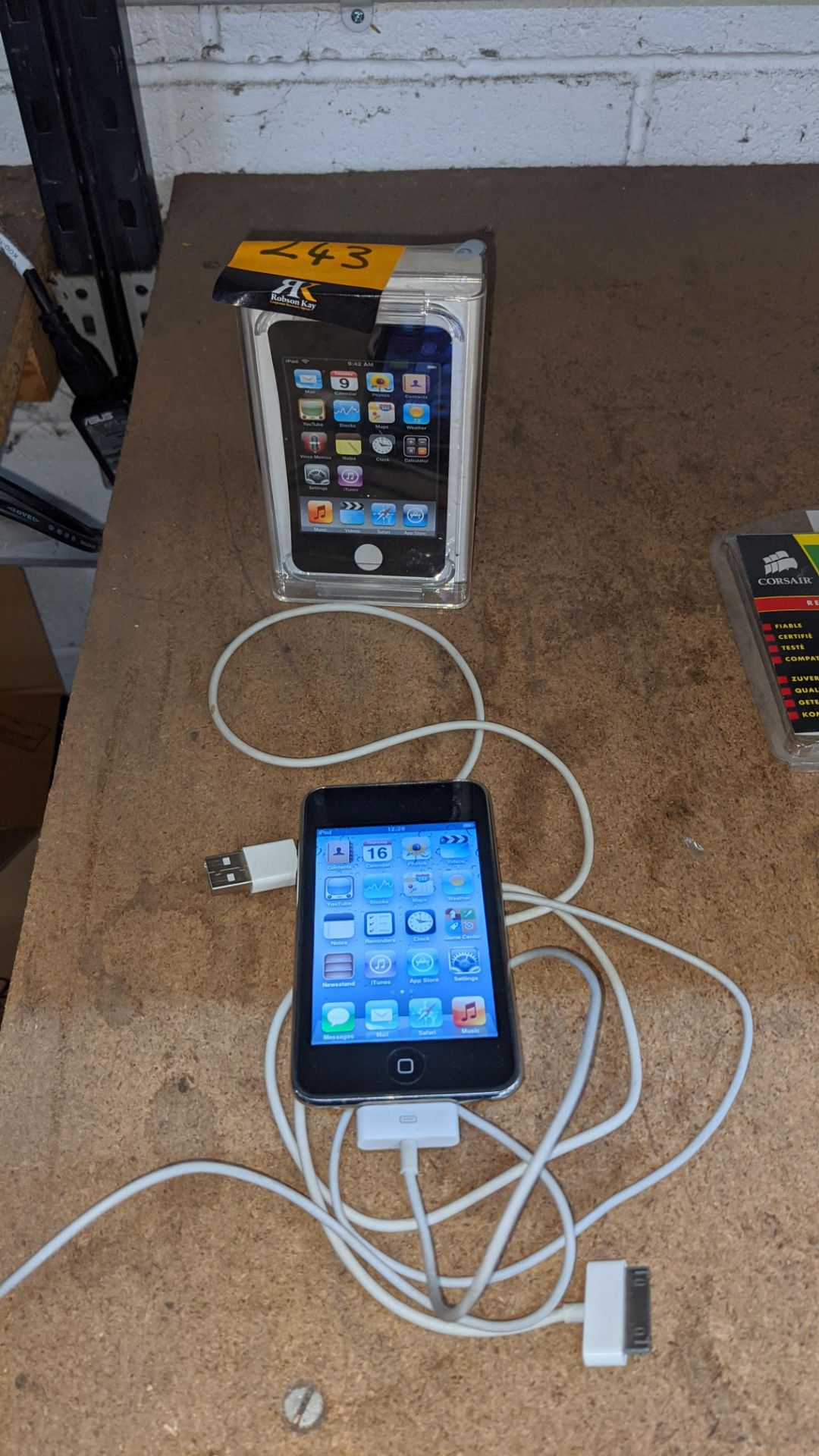 Apple iPod Touch Second Generation 32GB model A1318/EMC2310. Includes 2 off Apple cables plus box - Image 13 of 15