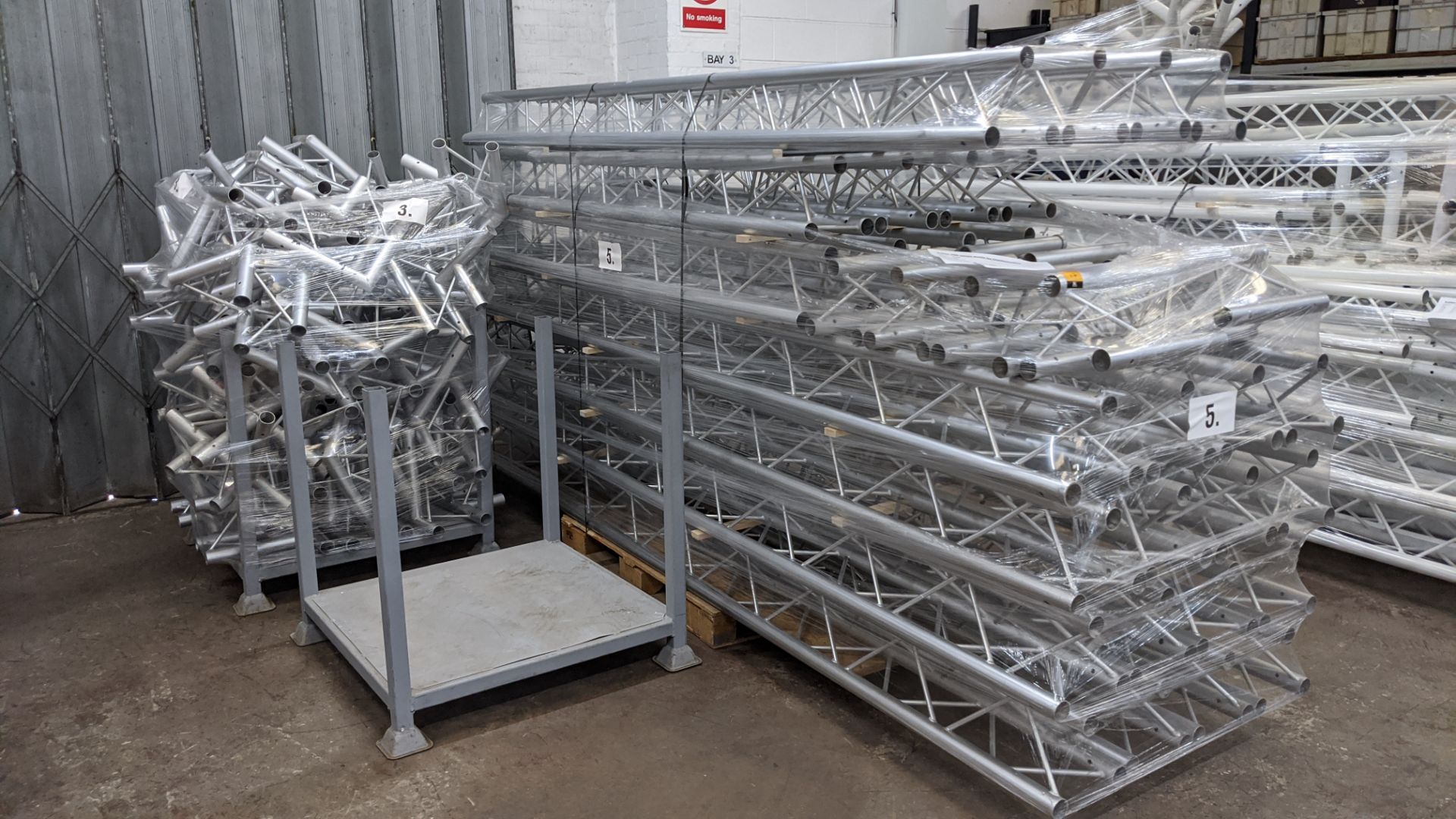 Optikinetics Trilite 200 Series Truss in silver, comprising the following: 8 off 2TR4000, 12 off 2