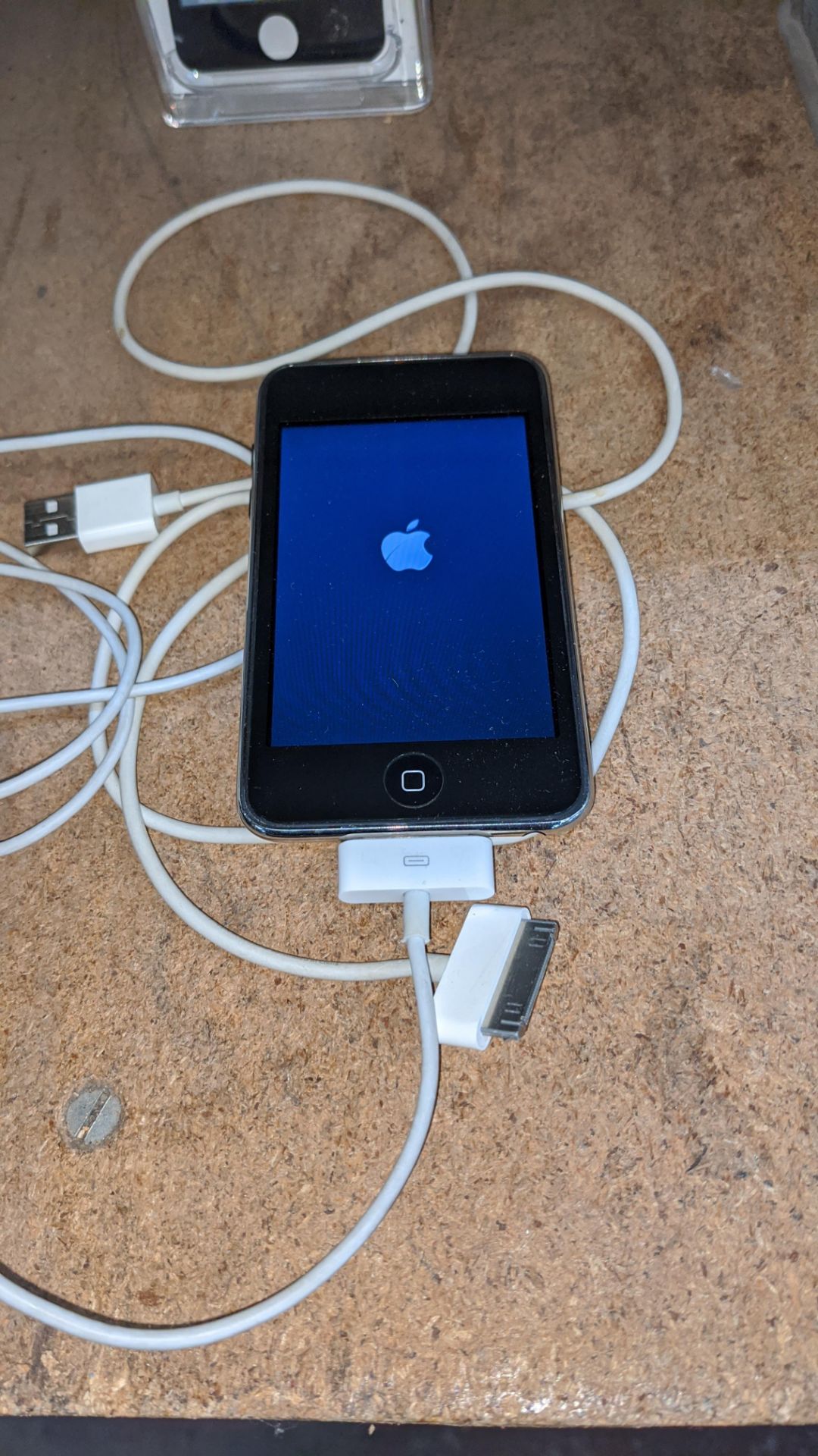 Apple iPod Touch Second Generation 32GB model A1318/EMC2310. Includes 2 off Apple cables plus box - Image 5 of 15