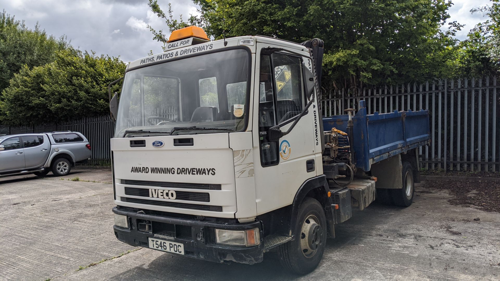 T546 POC Iveco Ford 75E15 7.5ton tipper with hi-ab, 6 speed manual gearbox, 5861cc diesel engine. C - Image 7 of 35