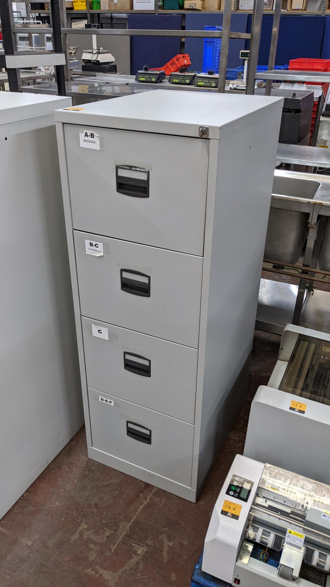Grey metal 4-drawer filing cabinet - Image 2 of 4