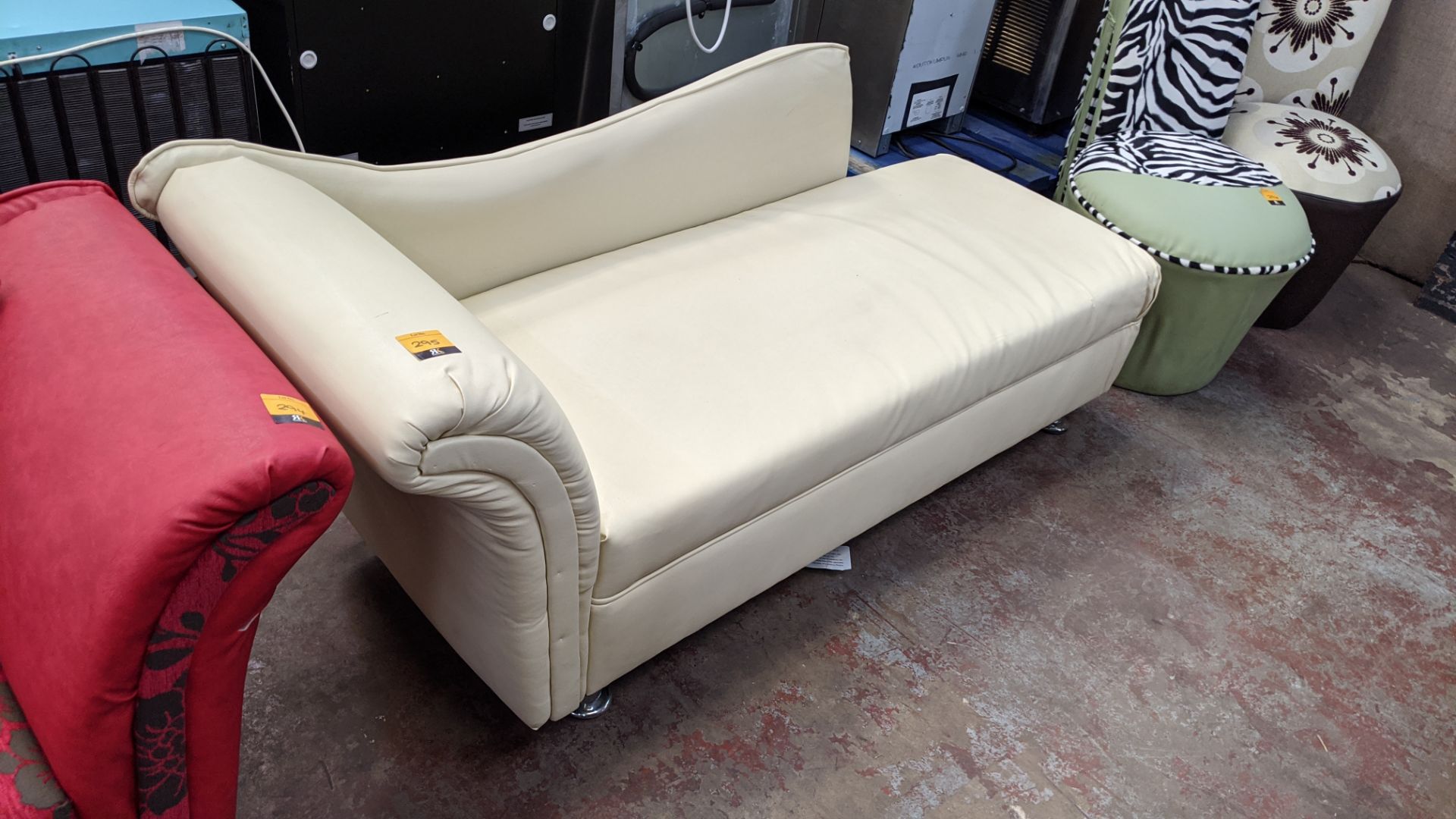 Cream coloured chaise longue with max. dimensions approx. 1650 x 600 x 700mm