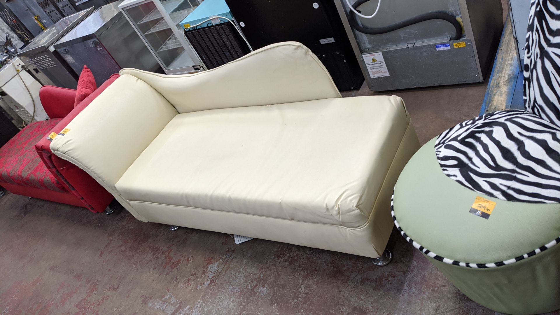 Cream coloured chaise longue with max. dimensions approx. 1650 x 600 x 700mm - Image 3 of 3