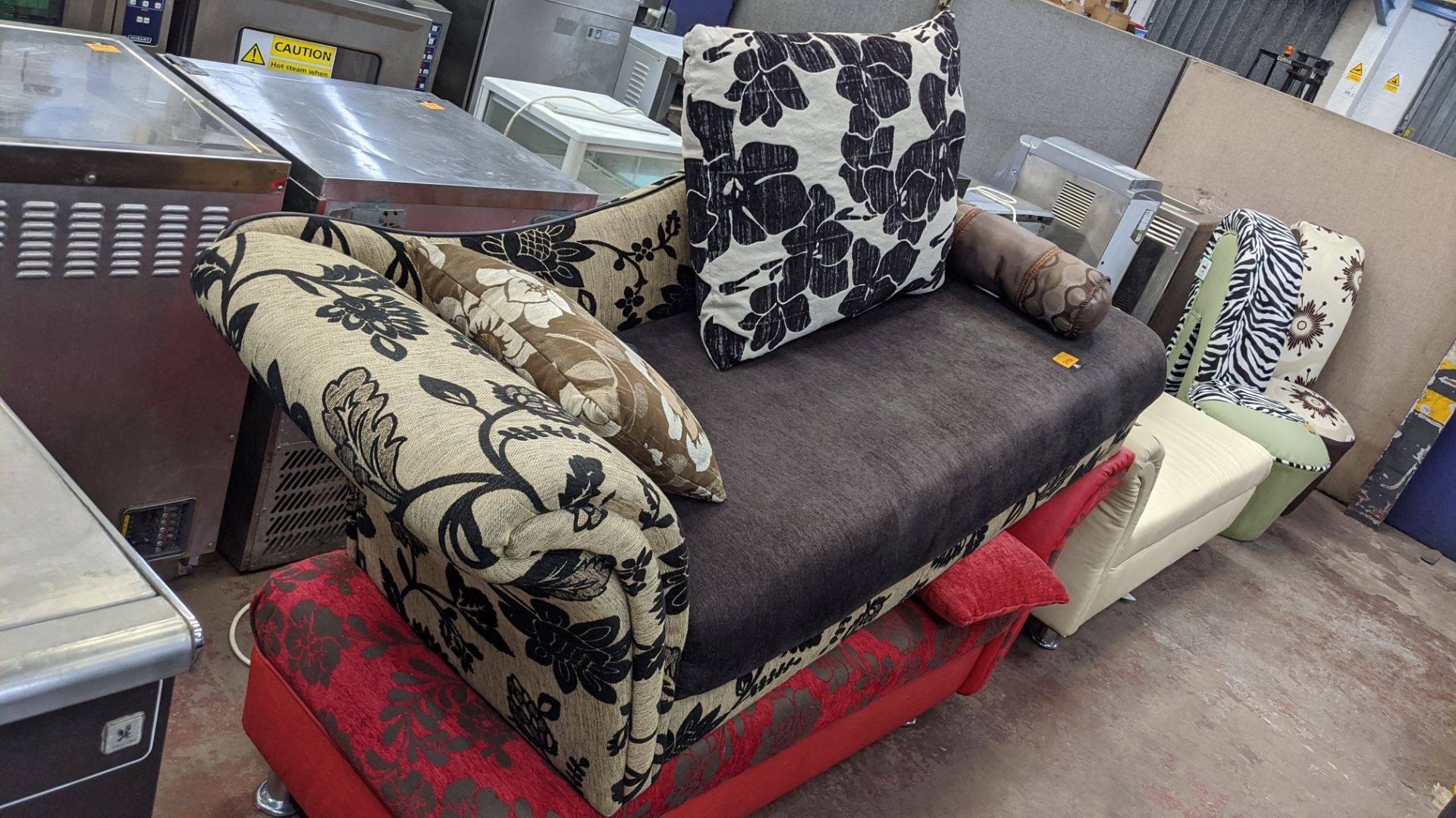 Chaise longue including a variety of different cushions, max. dimensions approx. 1770 x 600 x 600mm - Image 2 of 4