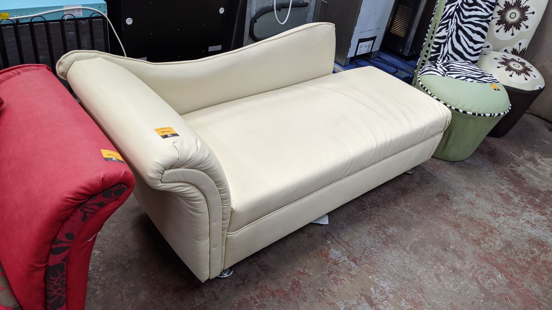 Cream coloured chaise longue with max. dimensions approx. 1650 x 600 x 700mm - Image 2 of 3