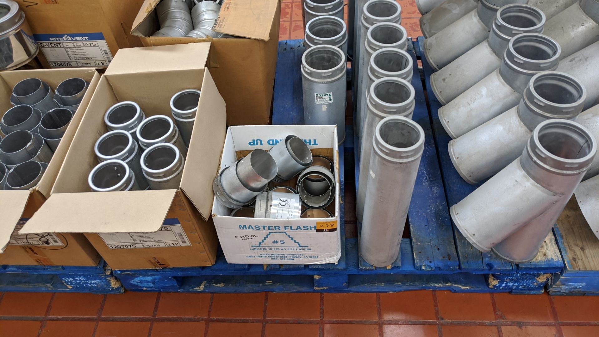 The contents of a pallet of Schiedel pipe, connectors & other chimney components - Image 2 of 7