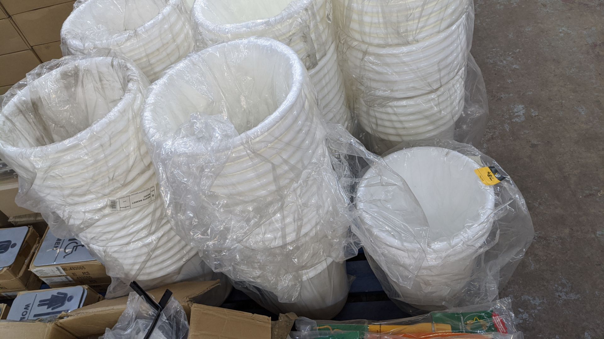 39 off Durable white baskets/bins - Image 4 of 4