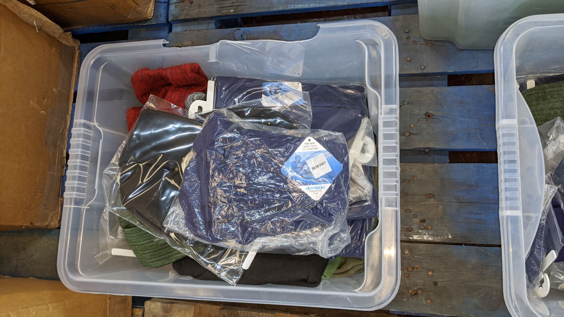 The contents of 4 crates of assorted hats, snoods & other products - crates excluded - Image 4 of 7