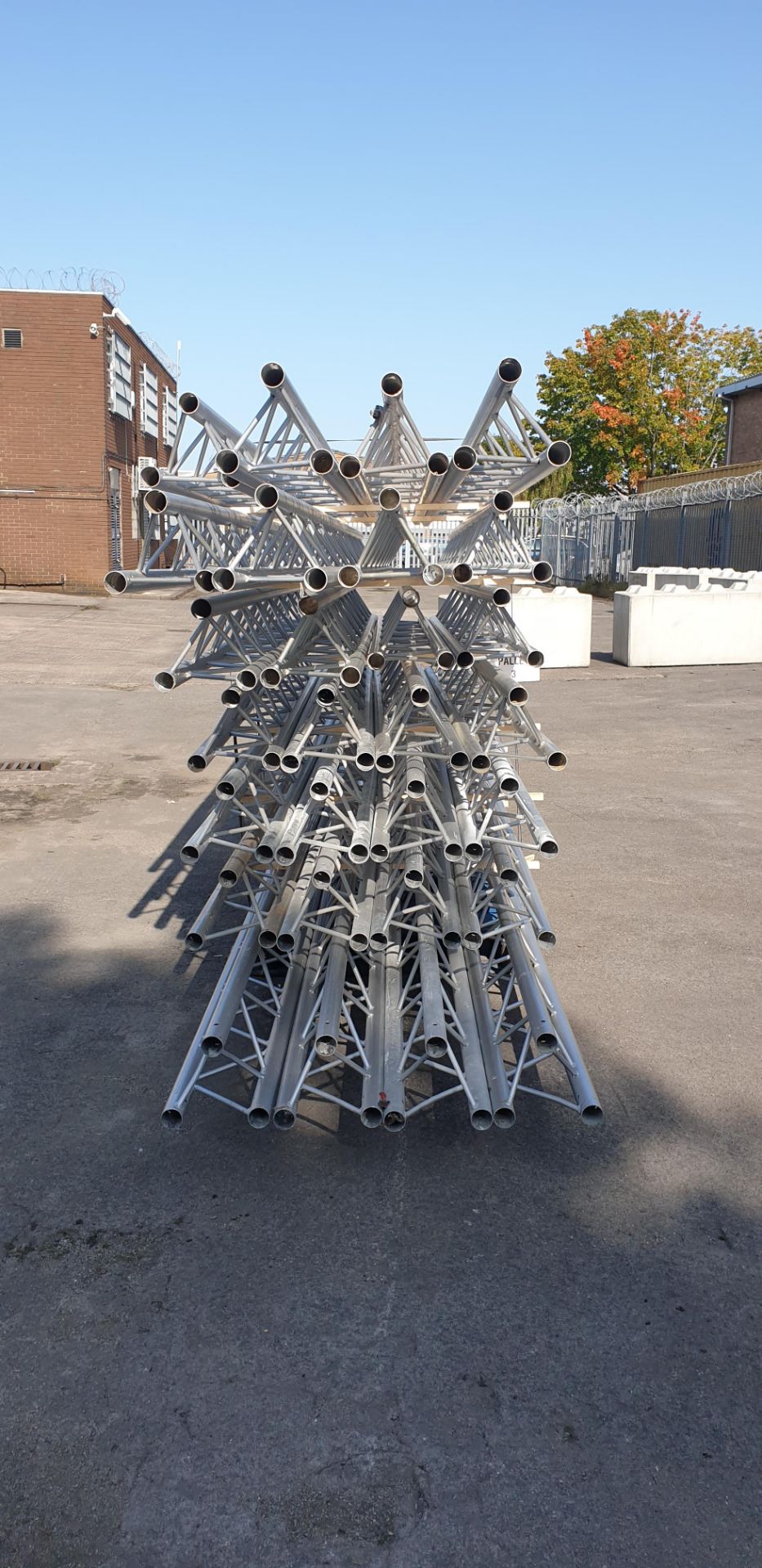 Optikinetics Trilite 200 Series 2" aluminium tube truss system in silver. - Image 2 of 11