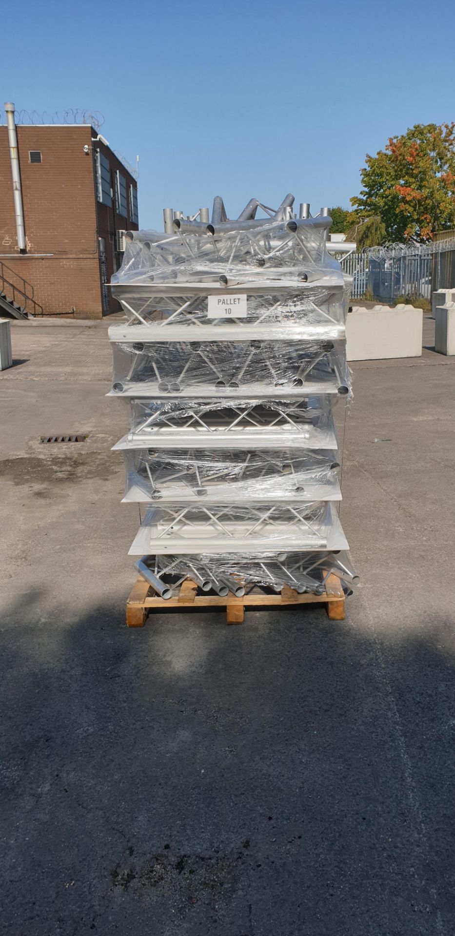 Optikinetics Trilite 200 Series 2" aluminium tube truss system in silver. - Image 2 of 11