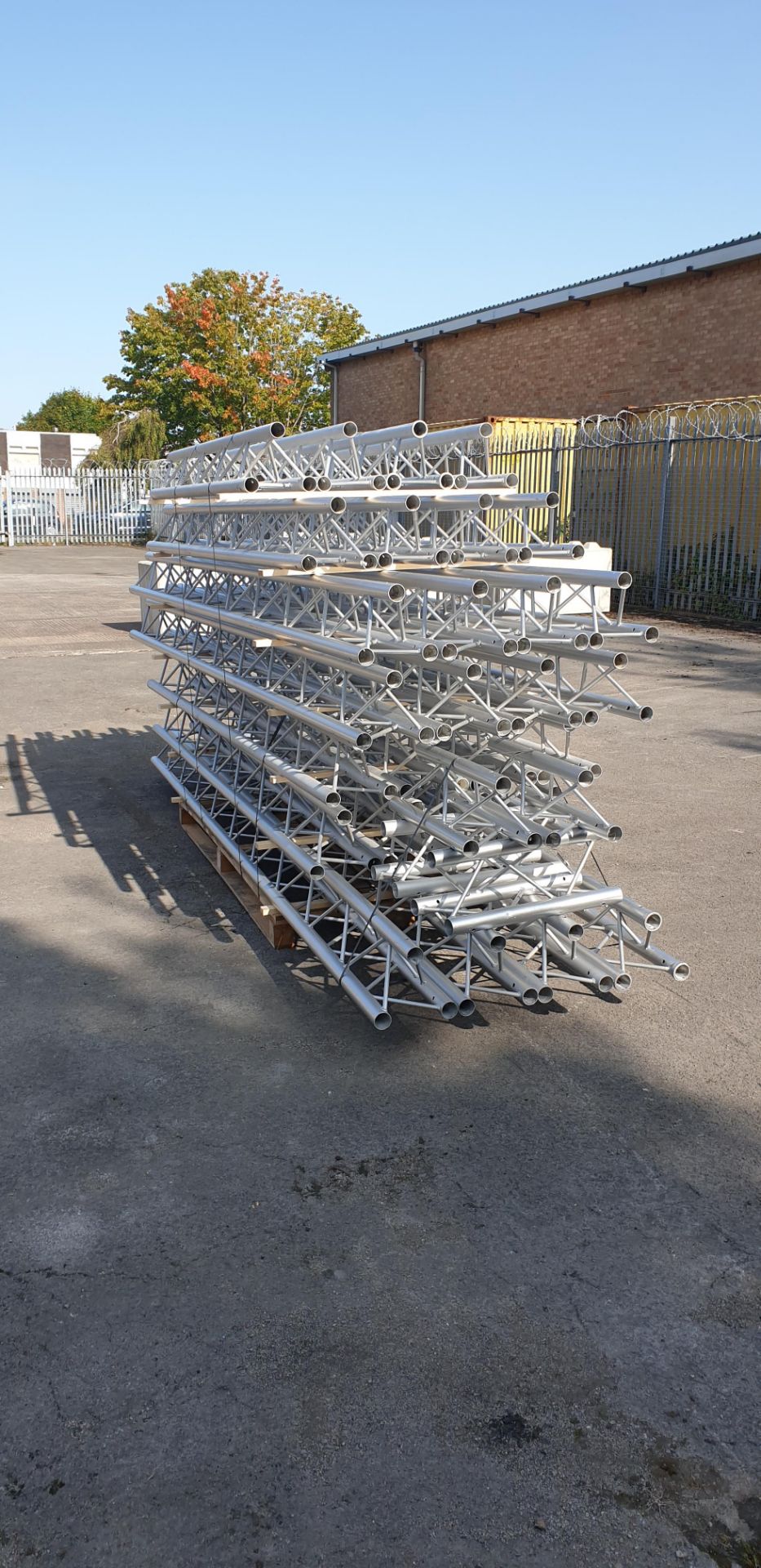 Optikinetics Trilite 200 Series 2" aluminium tube truss system in silver. - Image 3 of 11