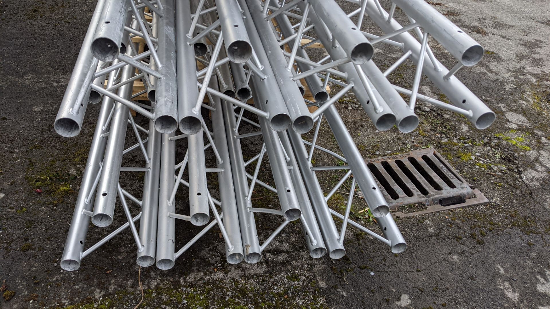 Optikinetics Trilite 200 Series 2" aluminium tube truss system in silver. - Image 13 of 16