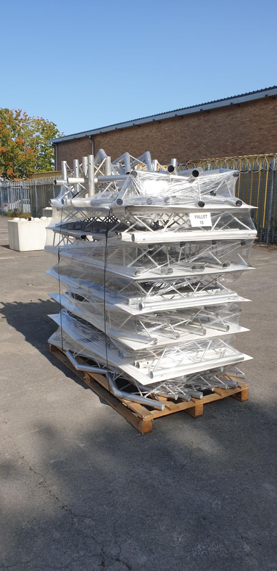 Optikinetics Trilite 200 Series 2" aluminium tube truss system in silver. - Image 3 of 11