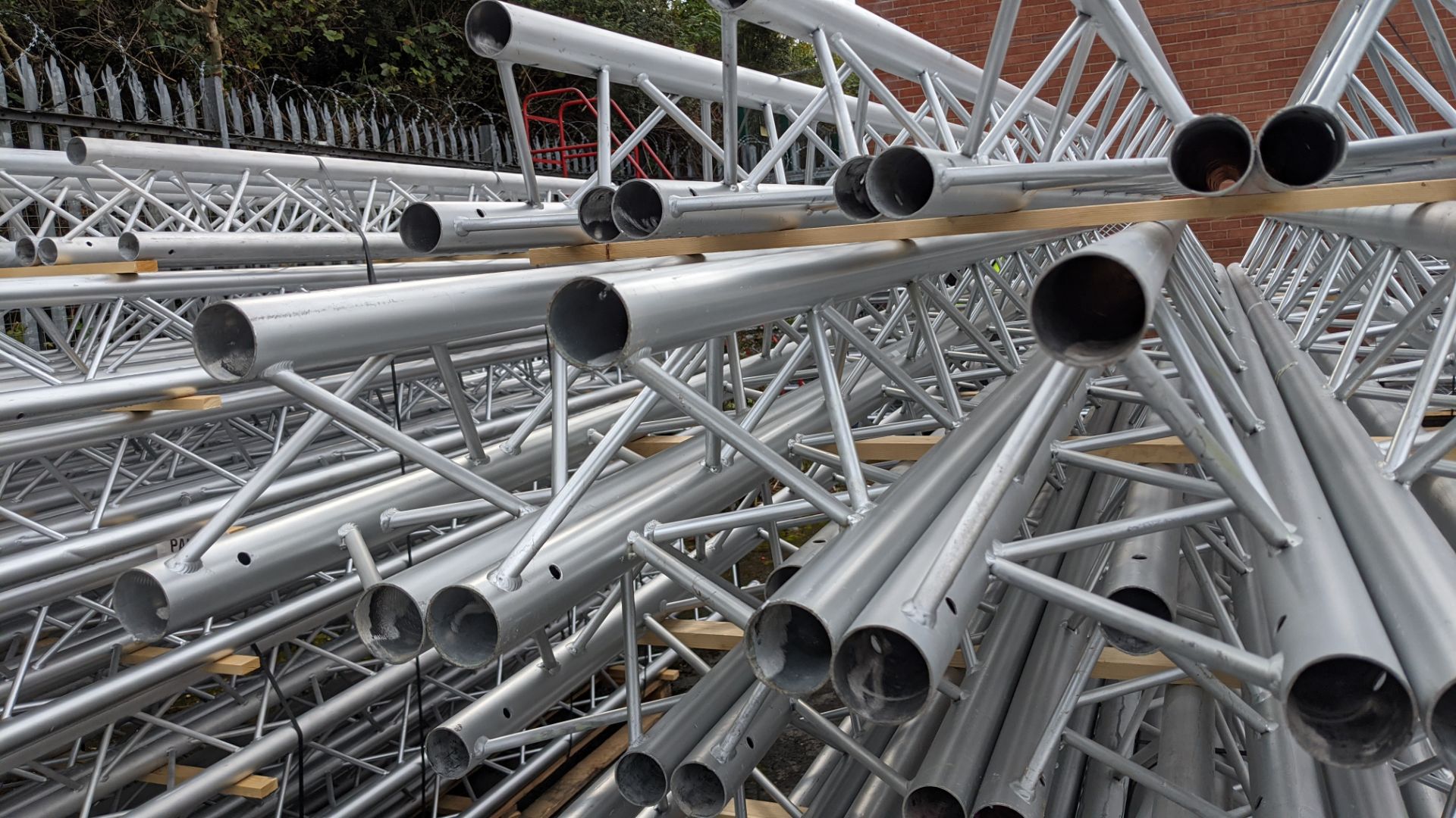 Optikinetics Trilite 200 Series 2" aluminium tube truss system in silver. - Image 12 of 16