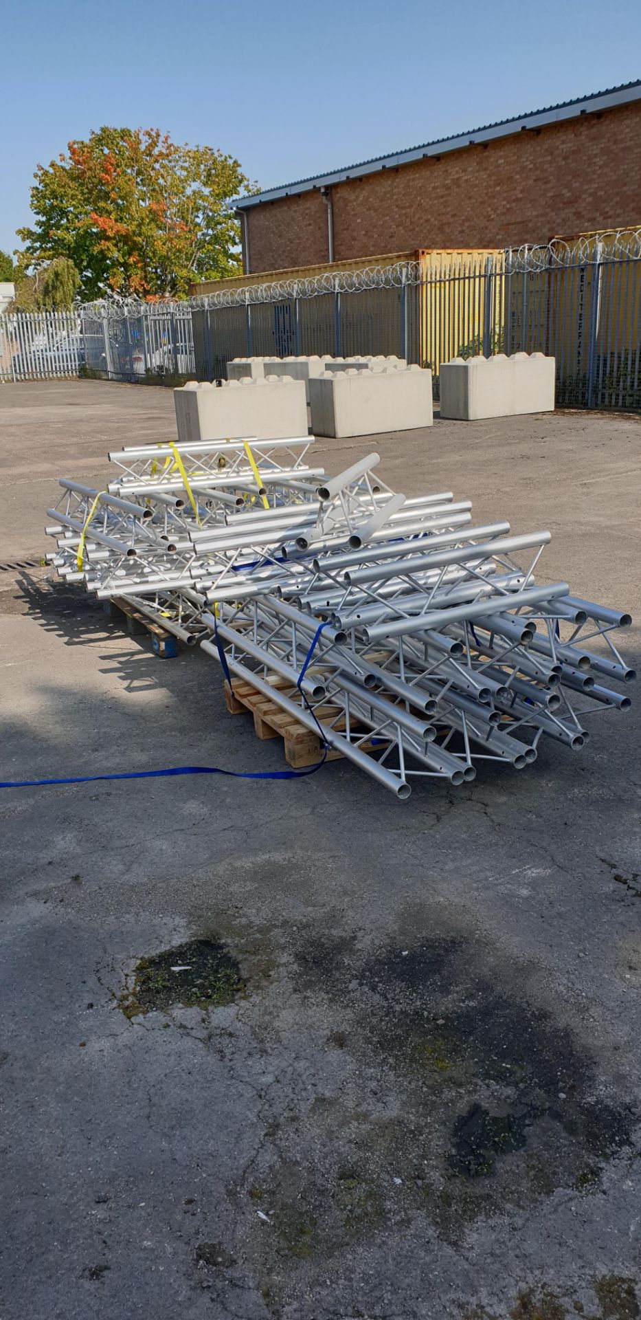 Optikinetics Trilite 200 Series 2" aluminium tube truss system in silver. - Image 3 of 11