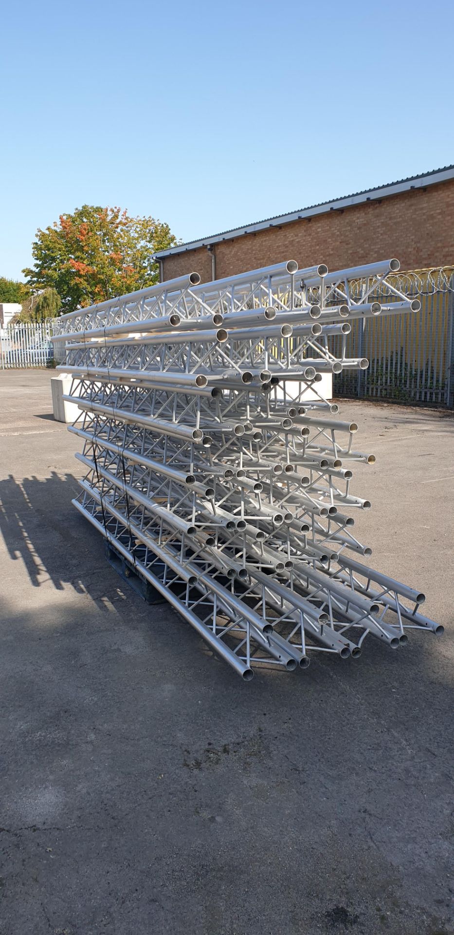 Optikinetics Trilite 200 Series 2" aluminium tube truss system in silver. - Image 3 of 11