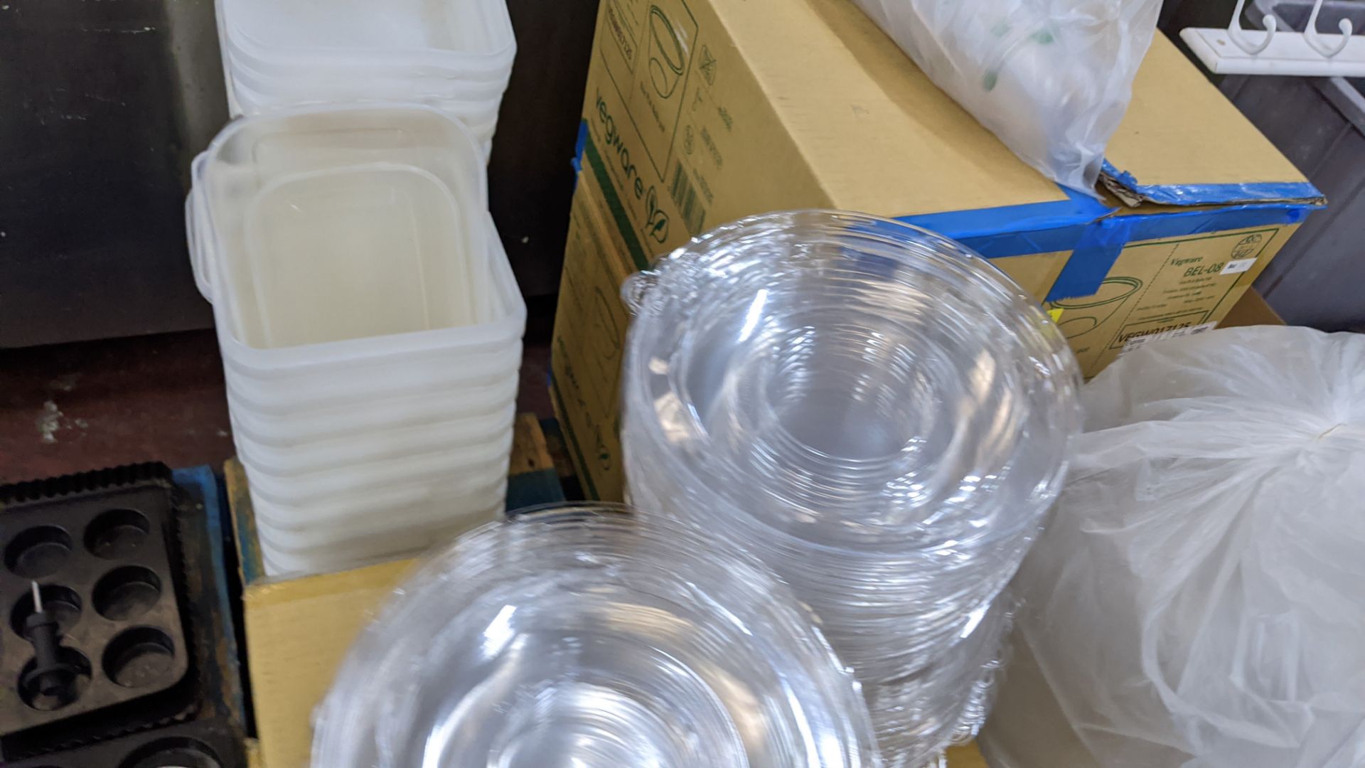 Contents of a pallet of disposable food containers, cups, cutlery & related items - Image 5 of 10