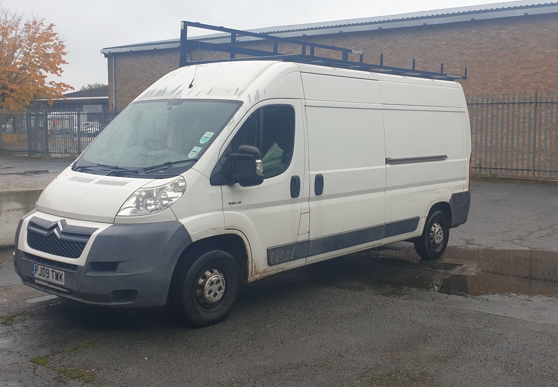 2009 Citroen Relay 35 HDI 120 LWB panel van with glass racks to side and roof - Image 14 of 30