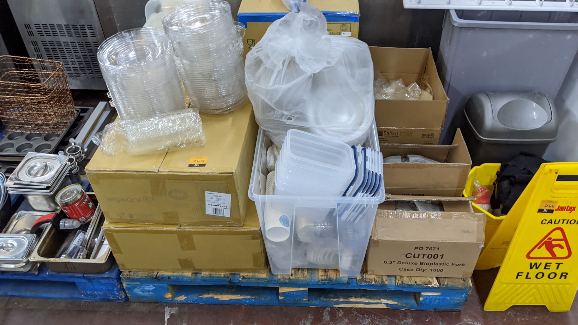 Contents of a pallet of disposable food containers, cups, cutlery & related items