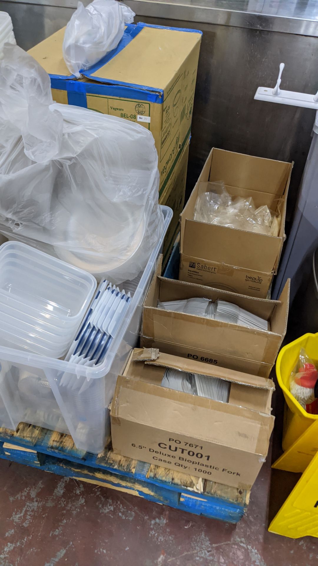Contents of a pallet of disposable food containers, cups, cutlery & related items - Image 8 of 10