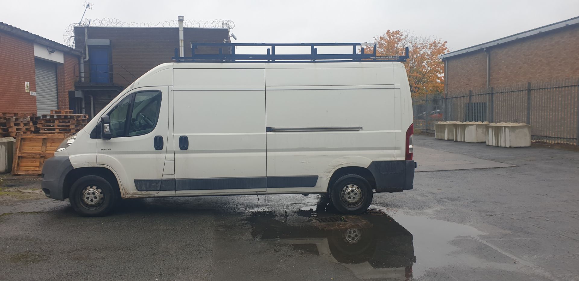 2009 Citroen Relay 35 HDI 120 LWB panel van with glass racks to side and roof - Image 12 of 30
