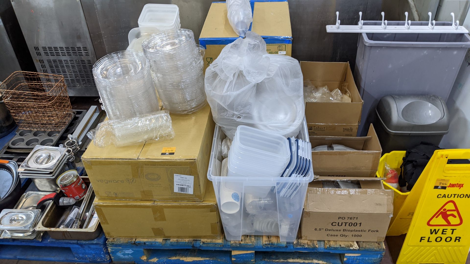 Contents of a pallet of disposable food containers, cups, cutlery & related items - Image 2 of 10