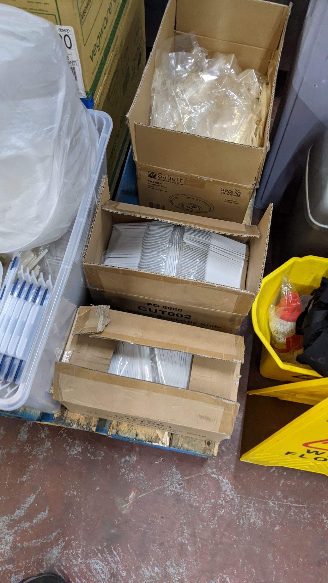 Contents of a pallet of disposable food containers, cups, cutlery & related items - Image 9 of 10