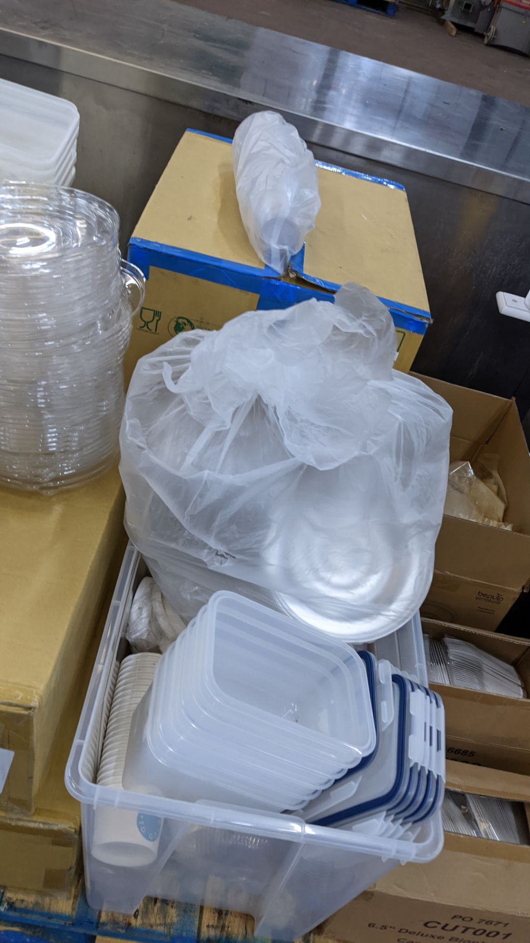 Contents of a pallet of disposable food containers, cups, cutlery & related items - Image 7 of 10