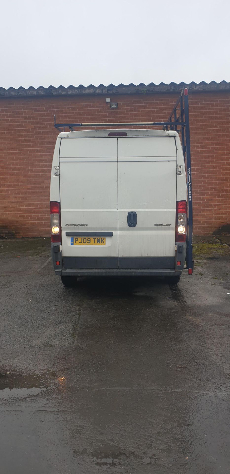 2009 Citroen Relay 35 HDI 120 LWB panel van with glass racks to side and roof - Image 9 of 30