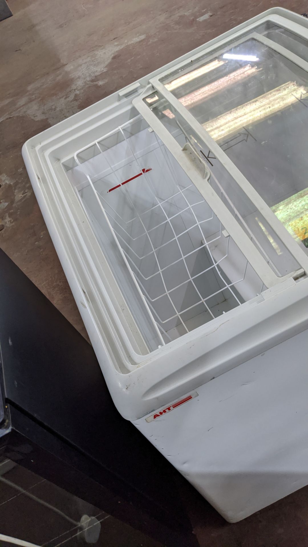 AHT Rio S68 compact chest freezer with sliding clear lid - Image 4 of 5