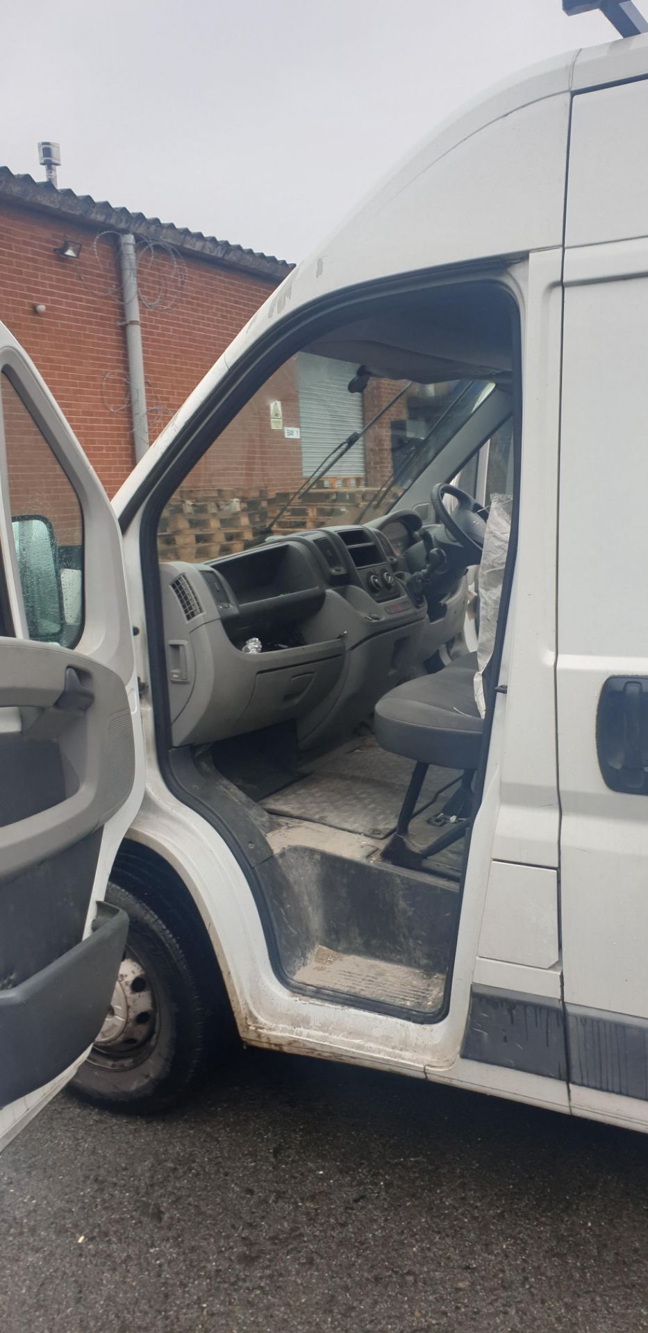 2009 Citroen Relay 35 HDI 120 LWB panel van with glass racks to side and roof - Image 19 of 30