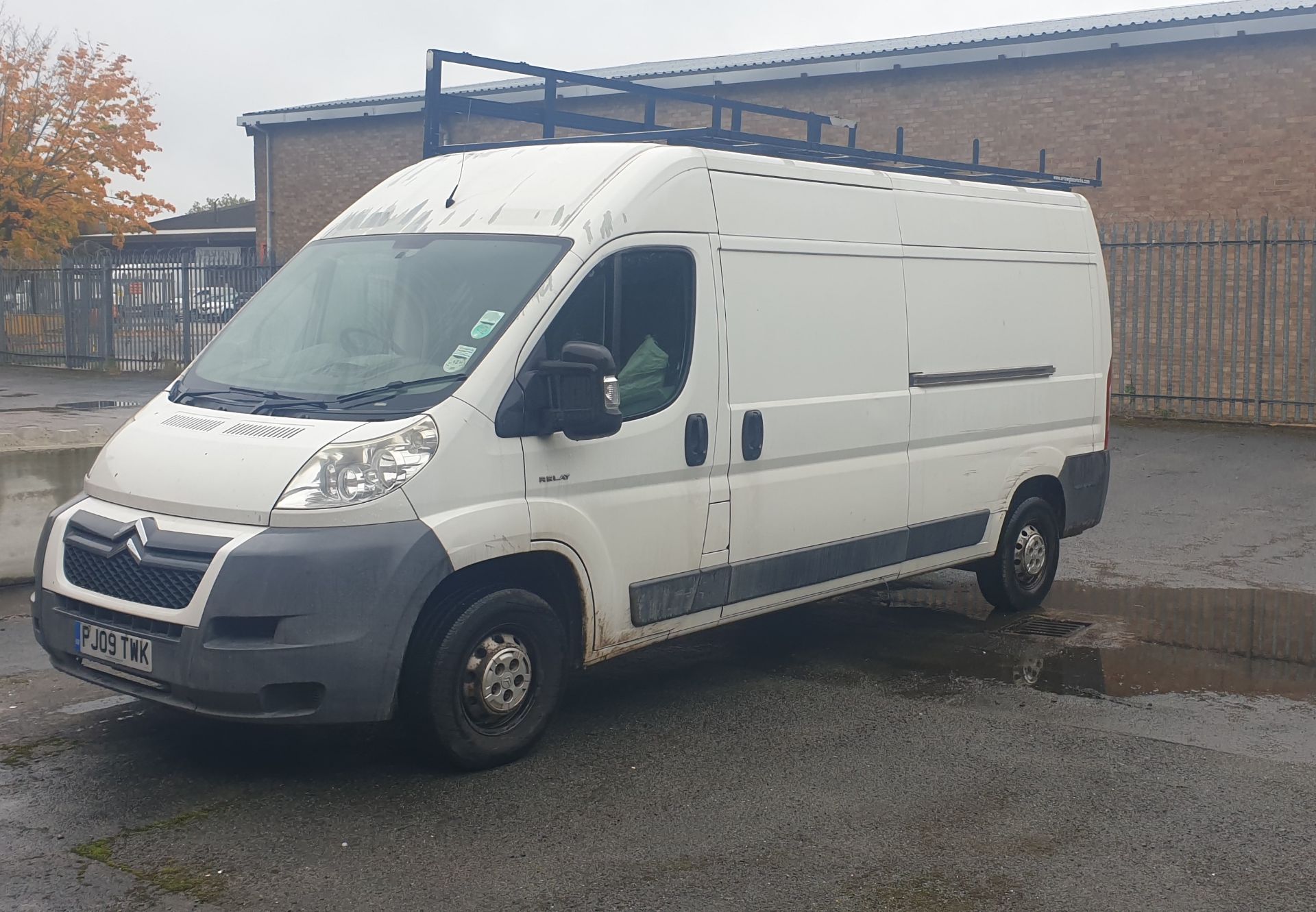 2009 Citroen Relay 35 HDI 120 LWB panel van with glass racks to side and roof - Image 15 of 30